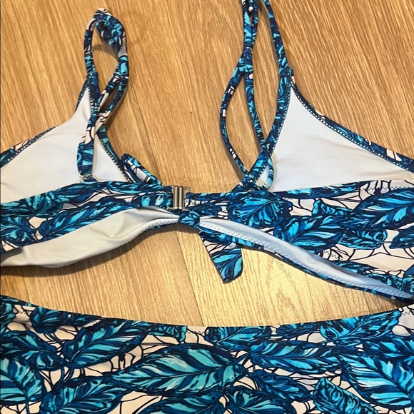 Cupshe Tropical Blue Leaf One Piece Swimsuit large looks like a two piece - Picture 5 of 5